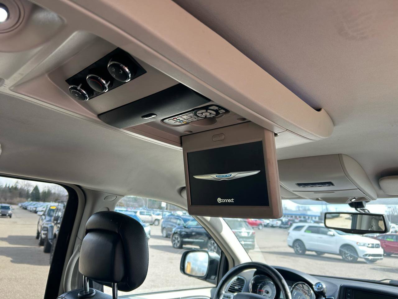 Used 2015 Chrysler Town & Country Touring-L w/ Driver Convenience Group image 14