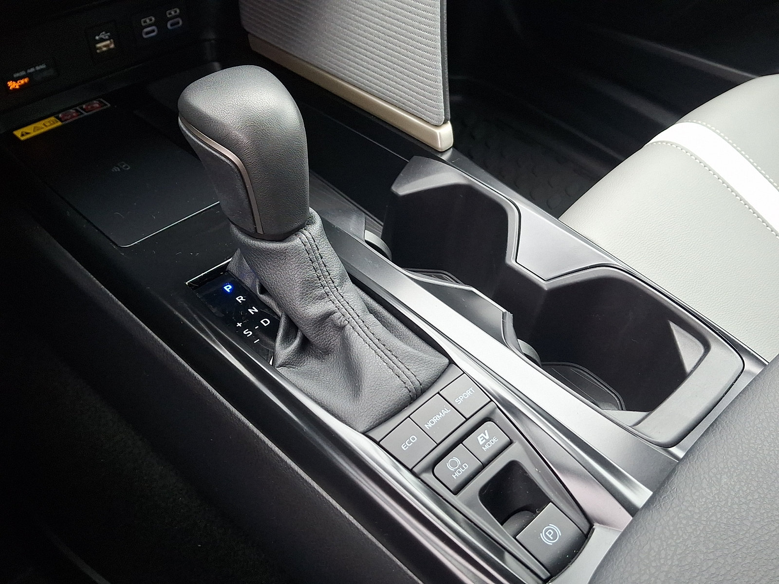 Used 2025 Toyota Camry SE w/ Convenience Package FWD image 18