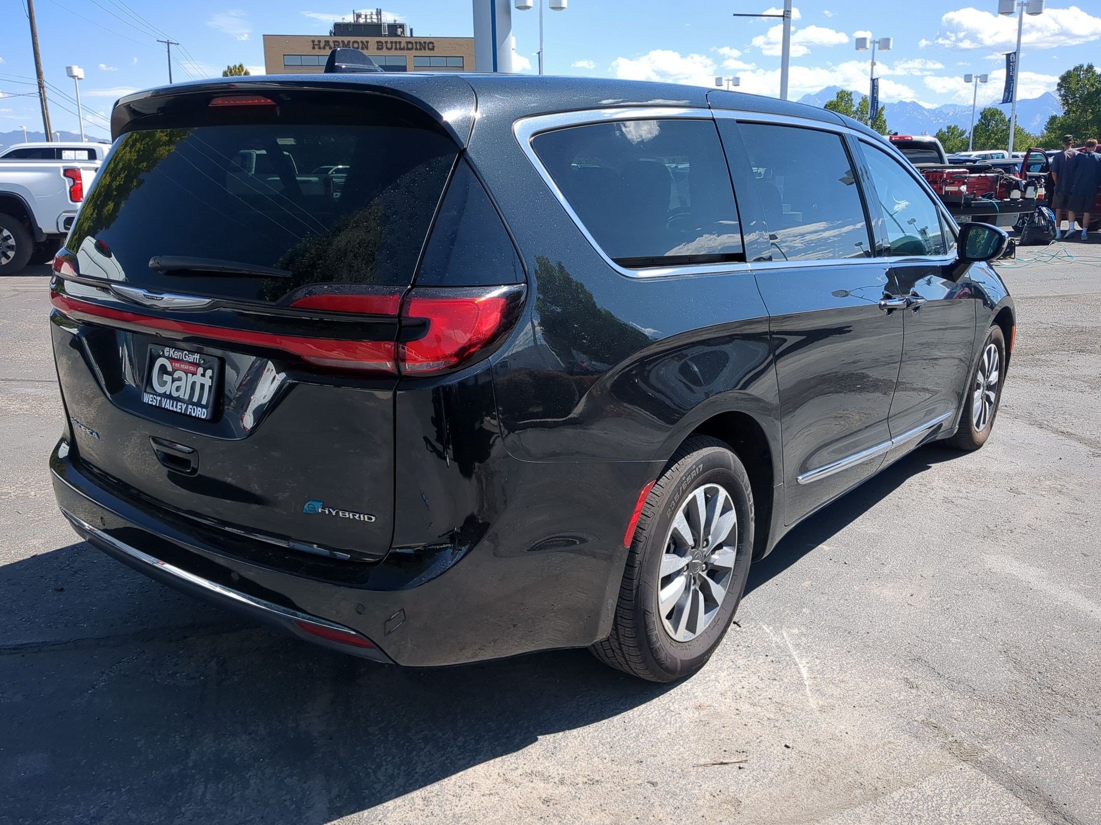 Used 2023 Chrysler Pacifica Limited FWD image 3