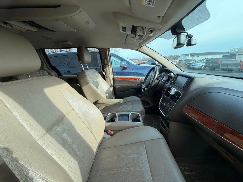 Used 2014 Chrysler Town & Country Touring-L w/ Driver Convenience Group image 4