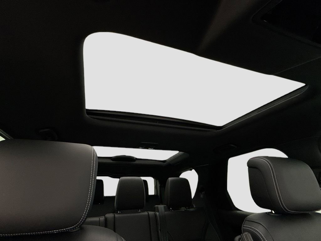 Certified 2025 Land Rover Discovery S image 16