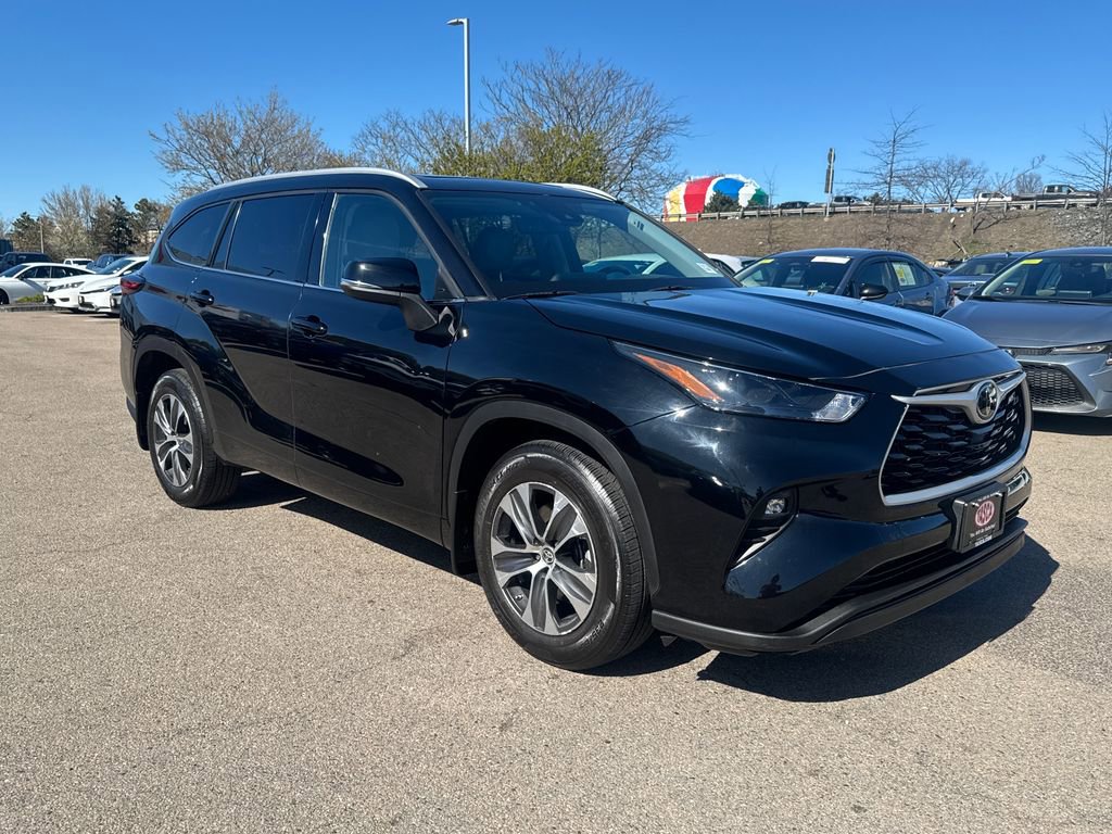 Used 2022 Toyota Highlander XLE AWD/4WD image 11