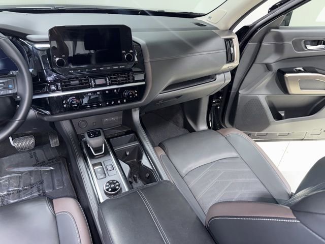 Used 2025 Nissan Pathfinder Platinum AWD/4WD image 25
