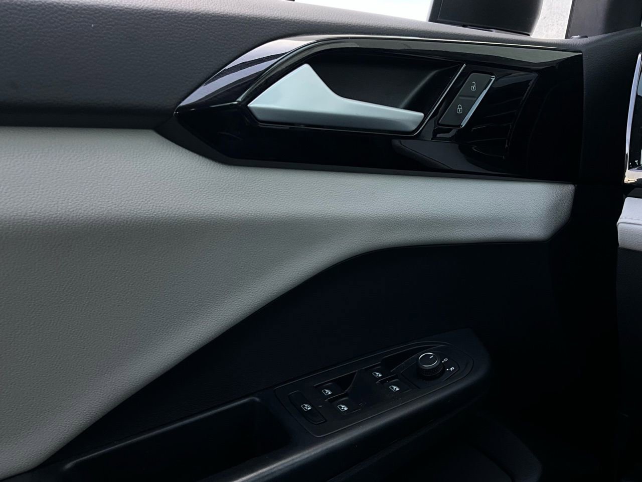 Used 2025 Volkswagen Taos S image 19