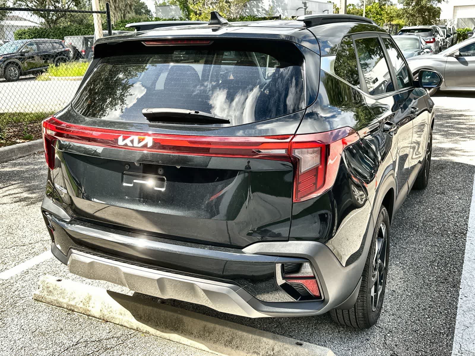 Used 2024 Kia Seltos EX FWD image 8