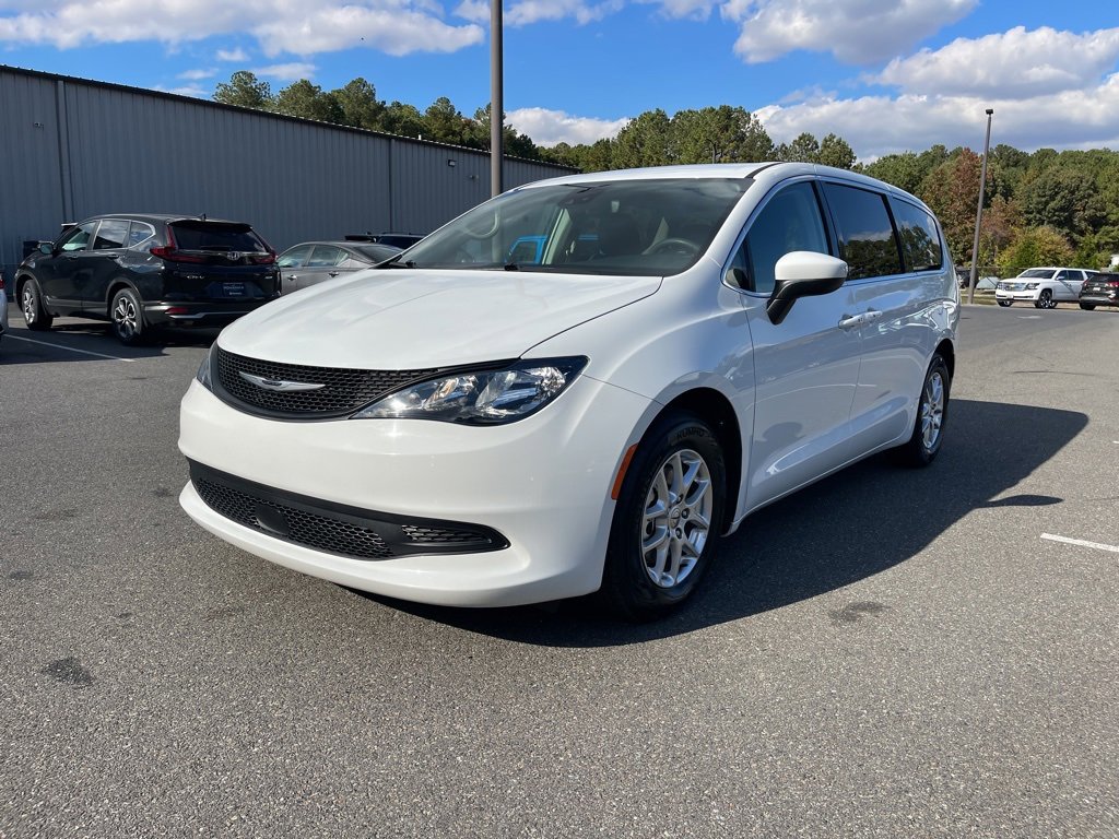 Used 2023 Chrysler Voyager LX image 2