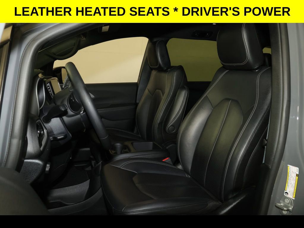 Used 2025 Chrysler Pacifica Select image 3