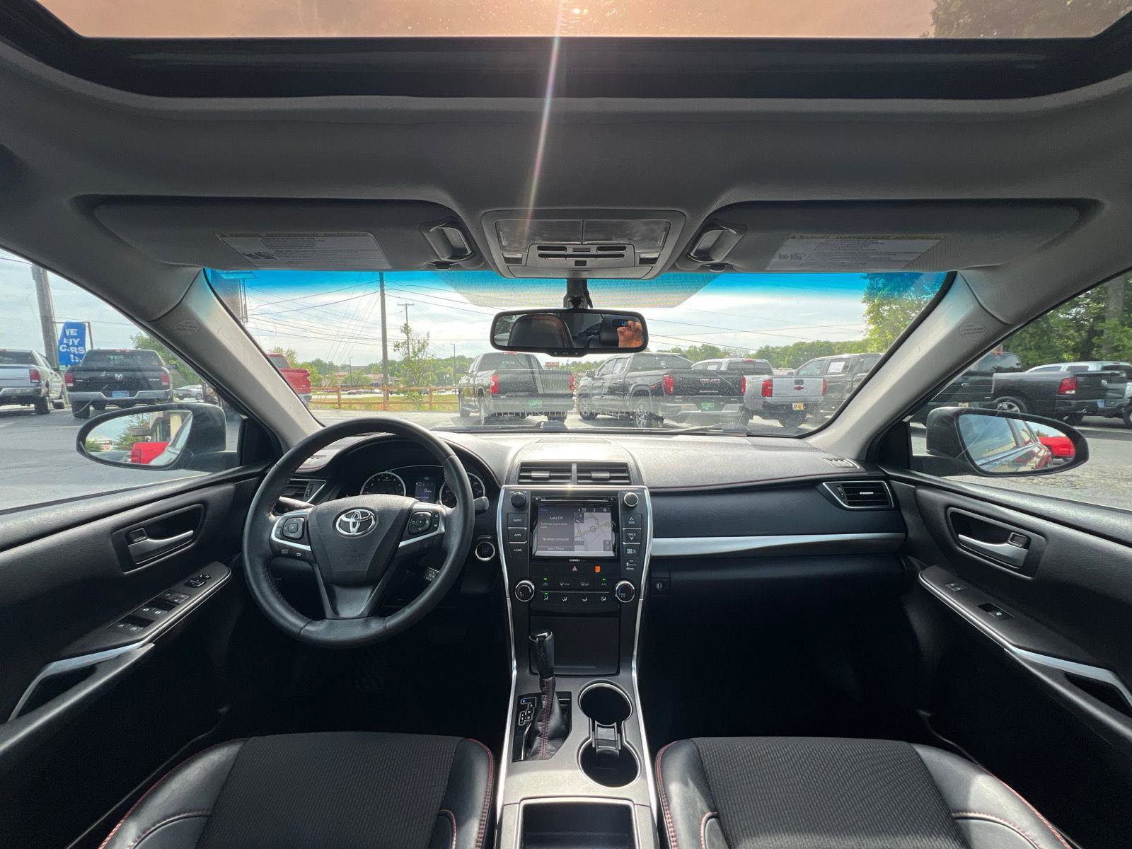 Used 2017 Toyota Camry SE w/ Moonroof Package image 13