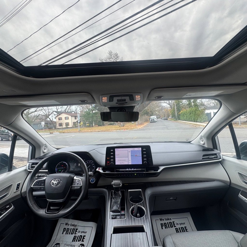 Used 2021 Toyota Sienna Limited image 27