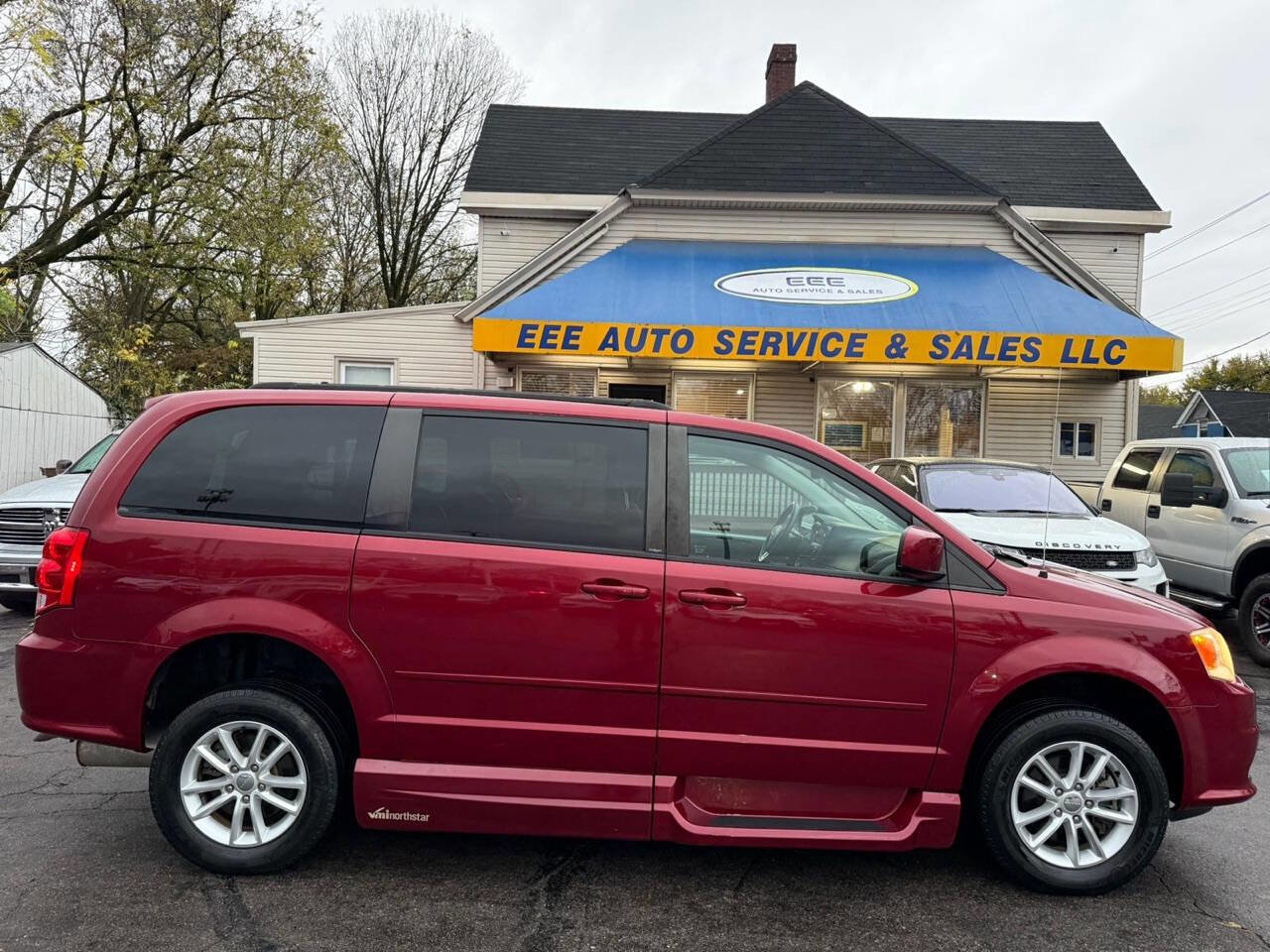 Used 2014 Dodge Grand Caravan SXT w/ UConnect Hands-Free Group