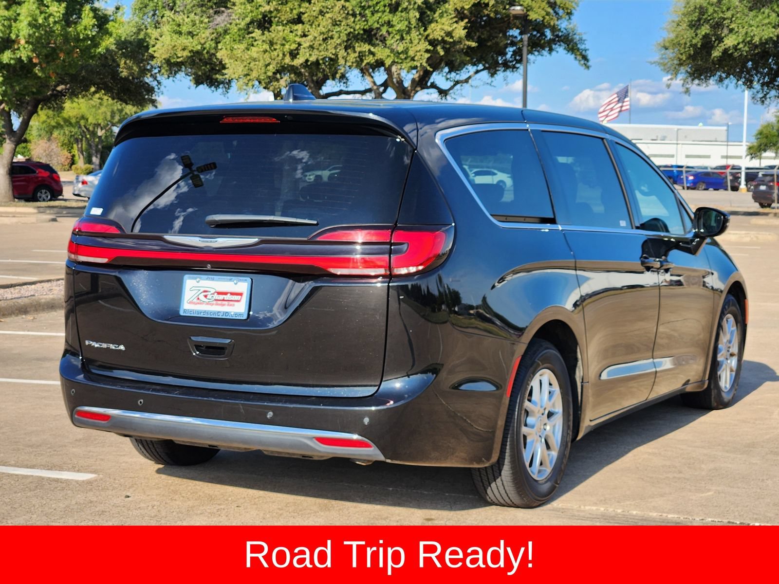 Used 2025 Chrysler Pacifica Select FWD image 6