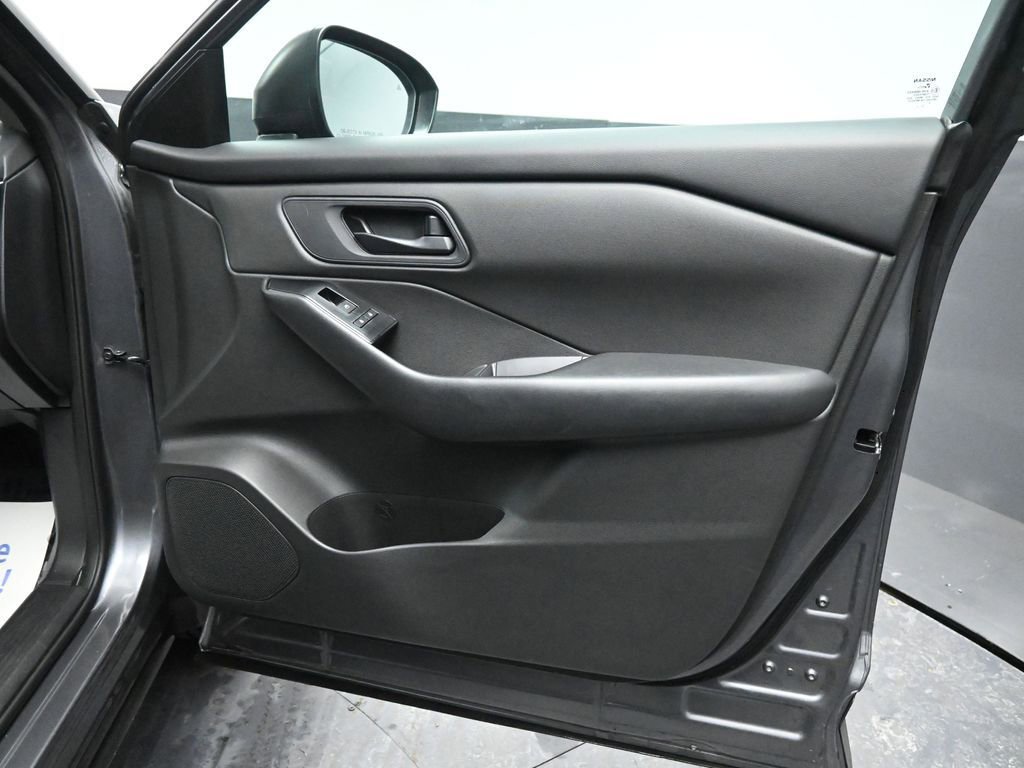 Used 2024 Nissan Rogue S image 19