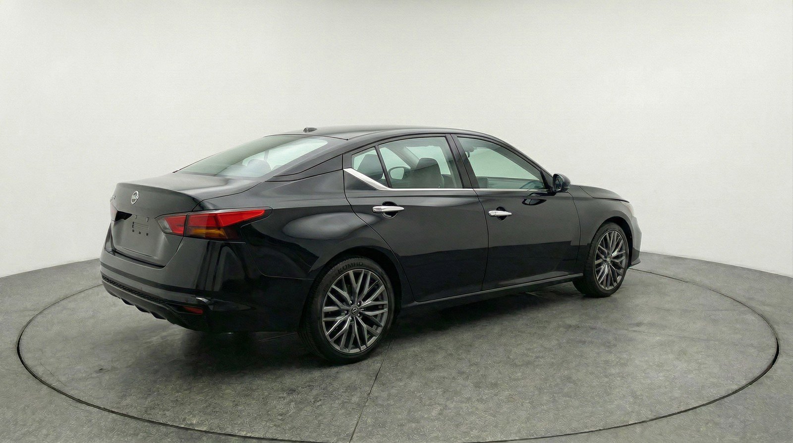 Used 2025 Nissan Altima 2.5 SV image 9