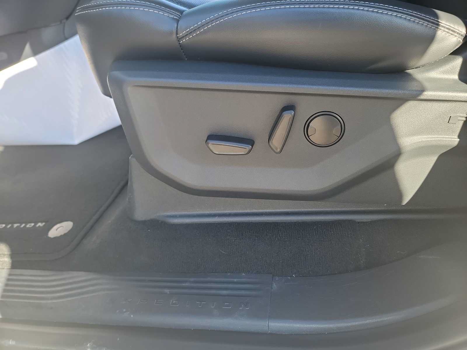 Used 2025 Ford Expedition Max Platinum AWD/4WD image 12