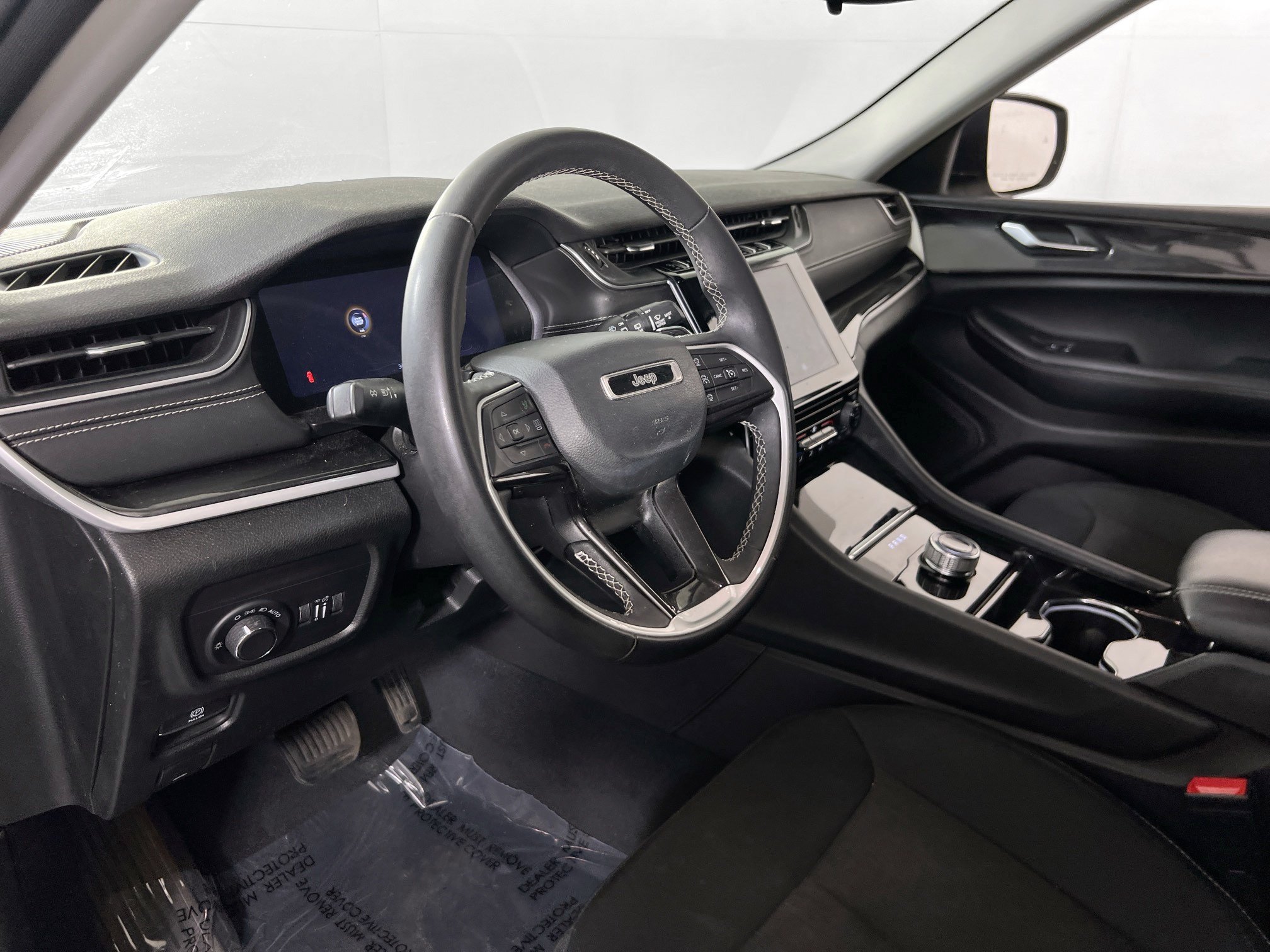 Used 2023 Jeep Grand Cherokee Laredo AWD/4WD image 9