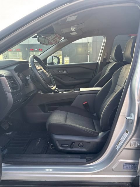 Used 2025 Nissan Rogue SV AWD/4WD image 5