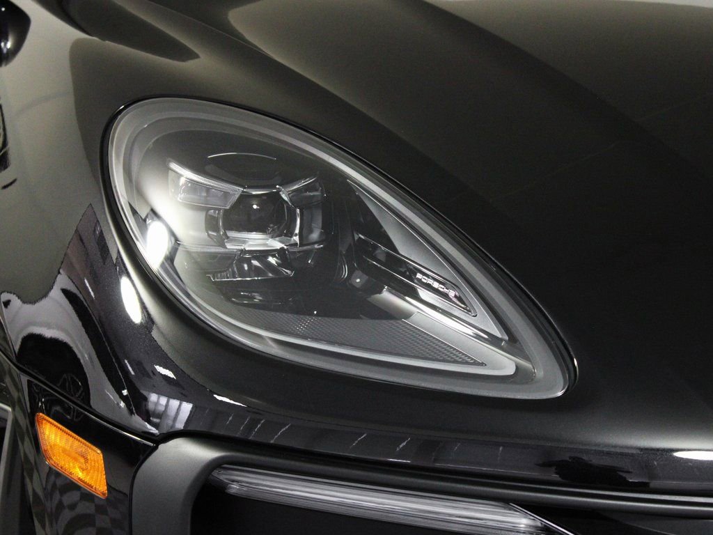 Certified 2025 Porsche Macan Turbo image 11