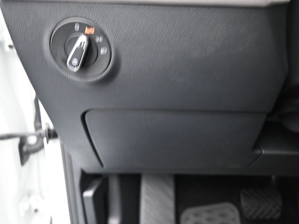 Used 2025 Volkswagen Taos SE image 17