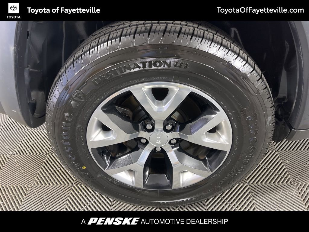 Used 2017 Jeep Cherokee Trailhawk image 12