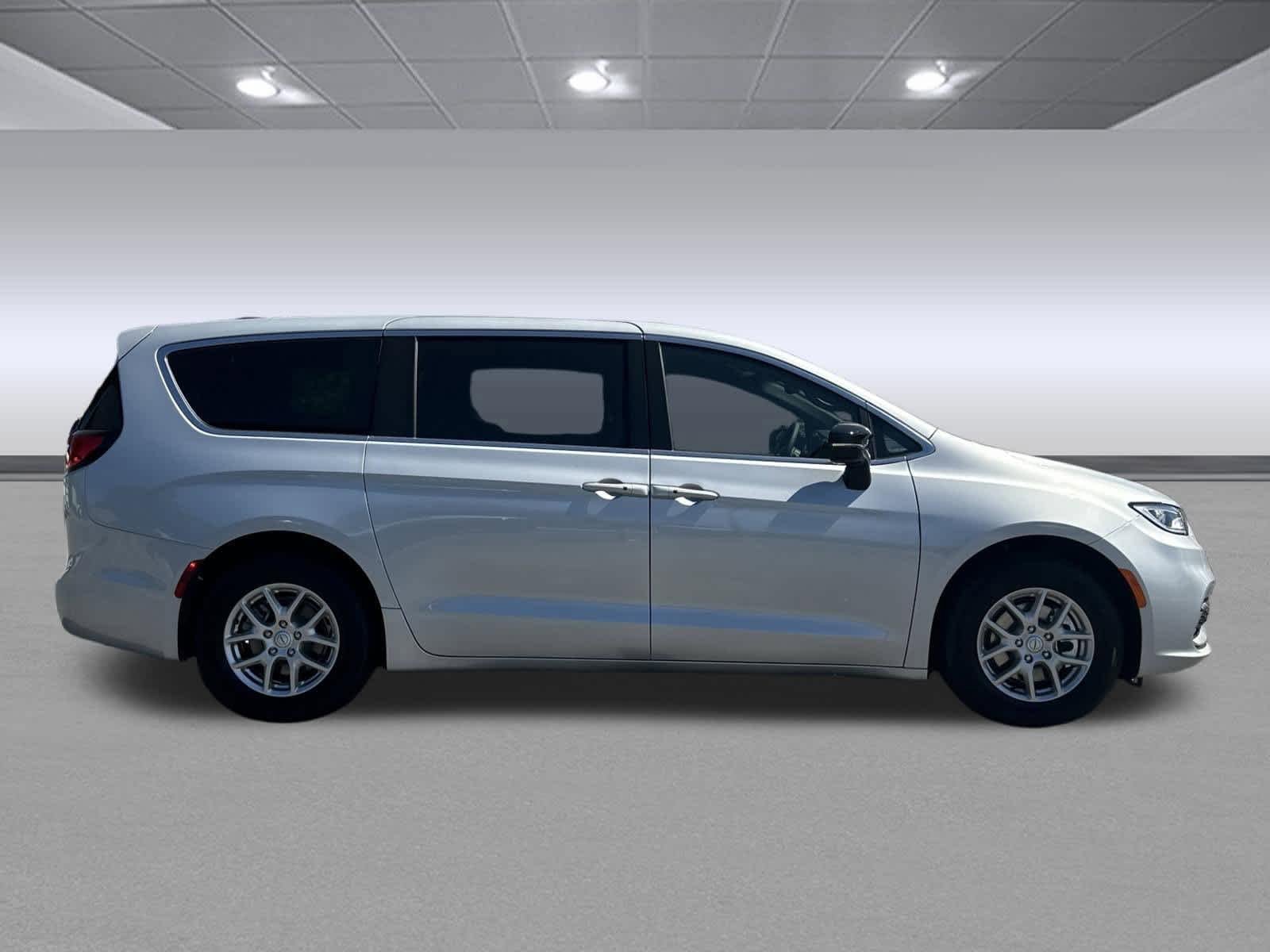 New 2026 Chrysler Pacifica Select FWD image 6