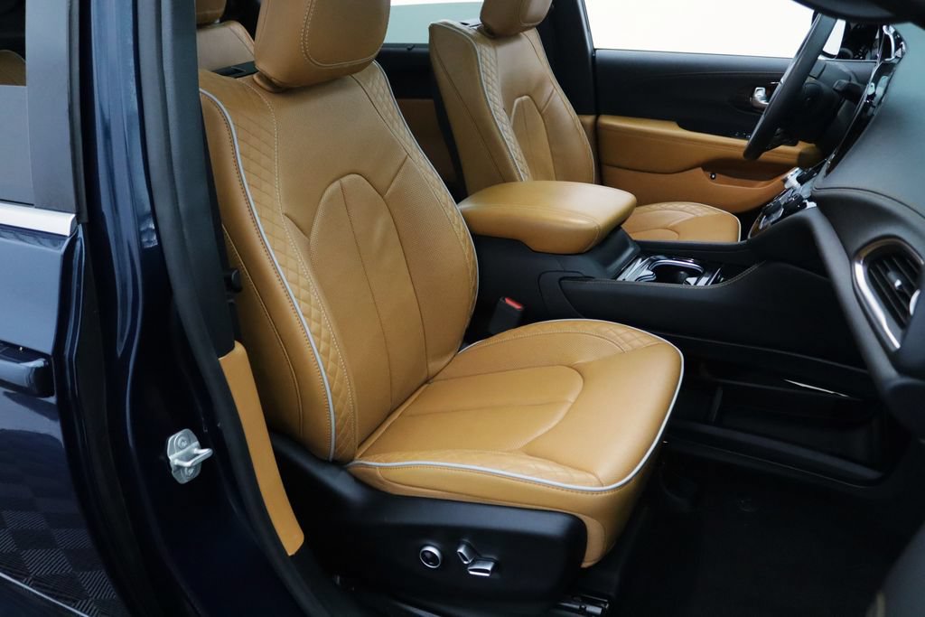 Used 2023 Chrysler Pacifica Pinnacle FWD image 16