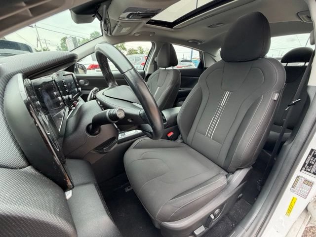 Used 2022 Hyundai Elantra SEL w/ Convenience + Premium Package FWD image 10