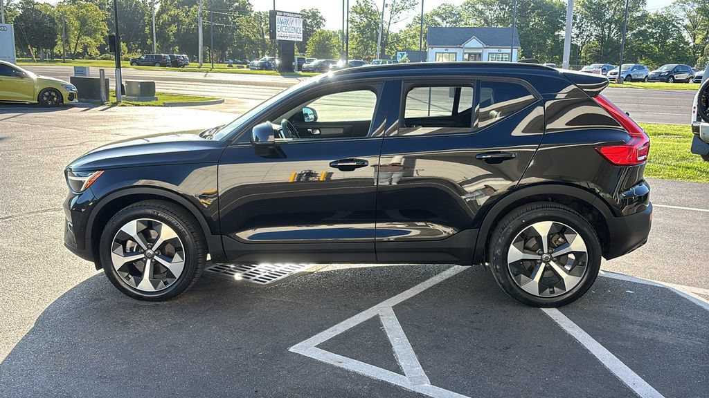 Used 2023 Volvo XC40 B5 Plus w/ Driver Assist Package AWD/4WD image 3