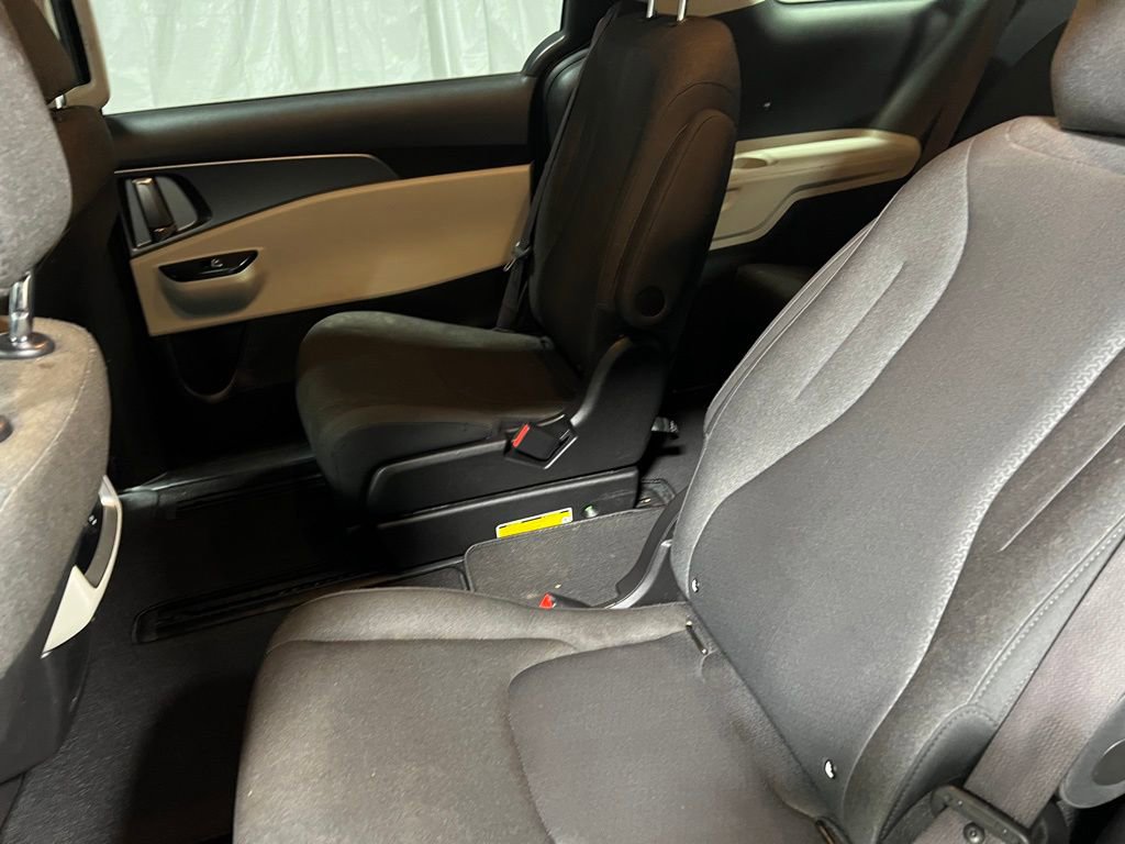 Used 2023 Kia Carnival LX image 17