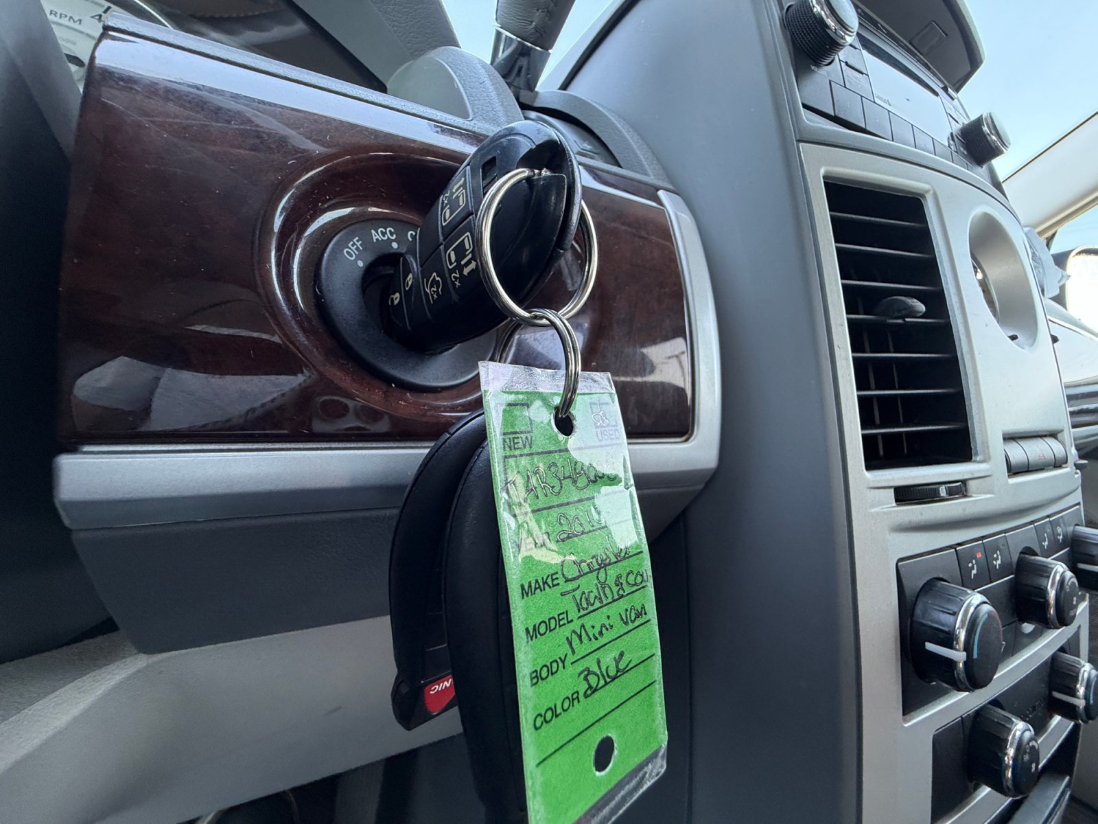 Used 2010 Chrysler Town & Country Touring FWD image 31