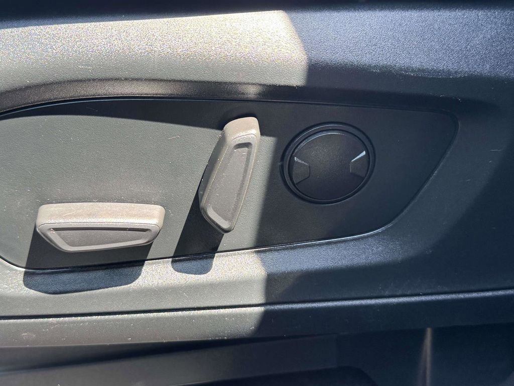 Used 2022 Ford Explorer XLT w/ Equipment Group 202A AWD/4WD image 25