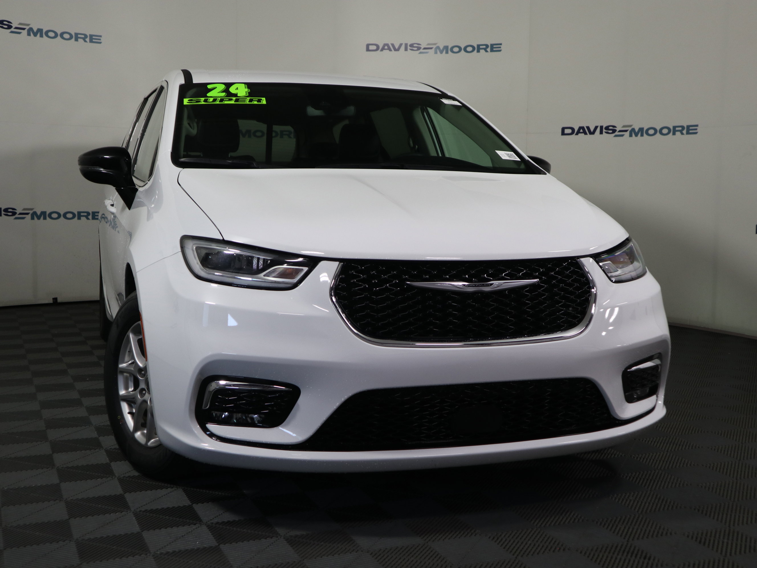 Used 2024 Chrysler Pacifica Touring-L FWD image 2