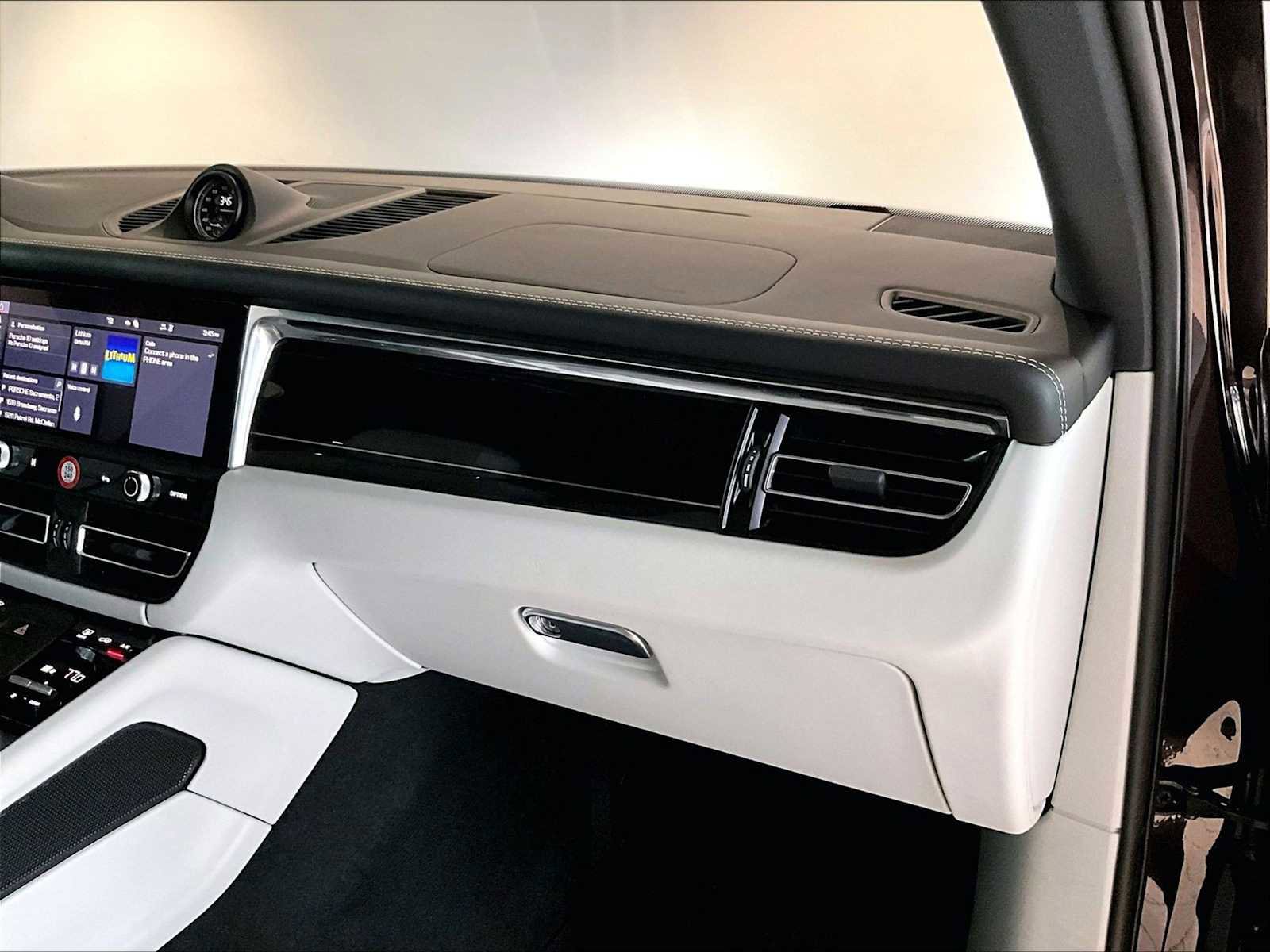 Used 2025 Porsche Macan image 23