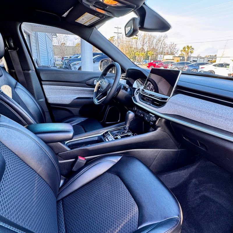 Used 2023 Jeep Compass Latitude image 7