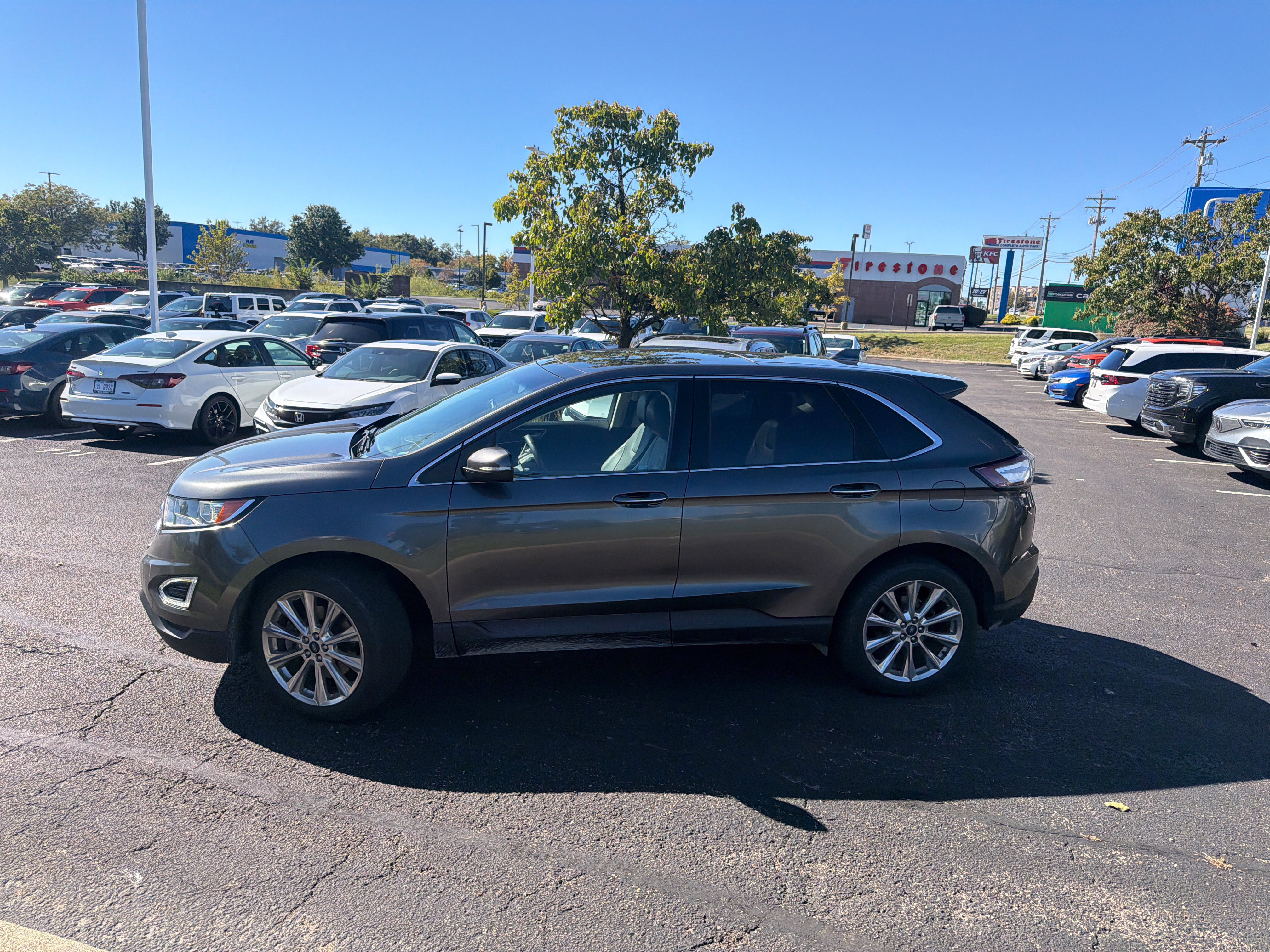 Used 2018 Ford Edge Titanium w/ Equipment Group 301A AWD/4WD image 2