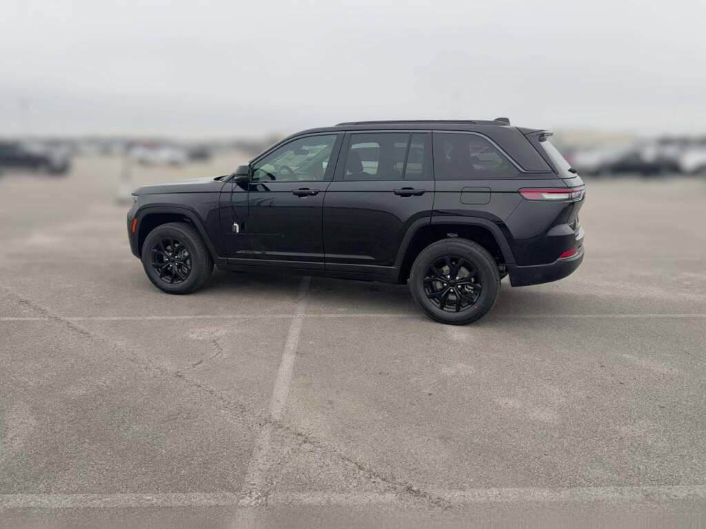 New 2026 Jeep Grand Cherokee Altitude image 7
