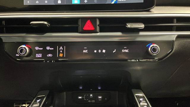 Used 2025 Kia Sorento SX AWD/4WD image 18