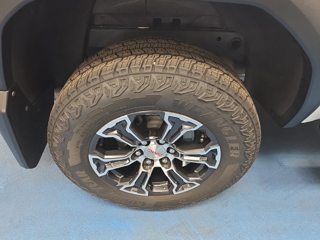 Certified 2025 GMC Canyon AT4 AWD/4WD image 7