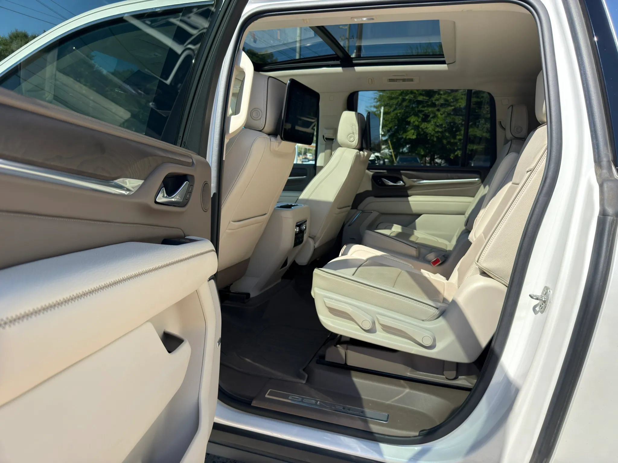 Used 2021 GMC Yukon XL Denali w/ Denali Premium Package RWD image 19
