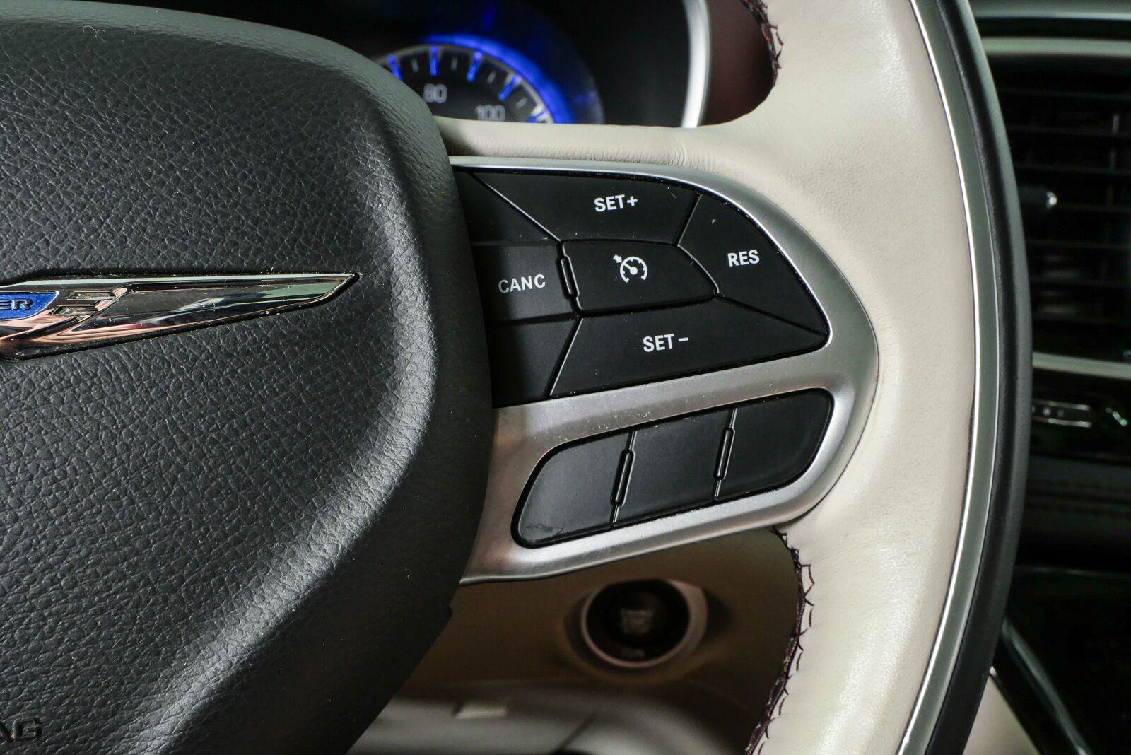 Used 2017 Chrysler Pacifica Limited FWD image 12