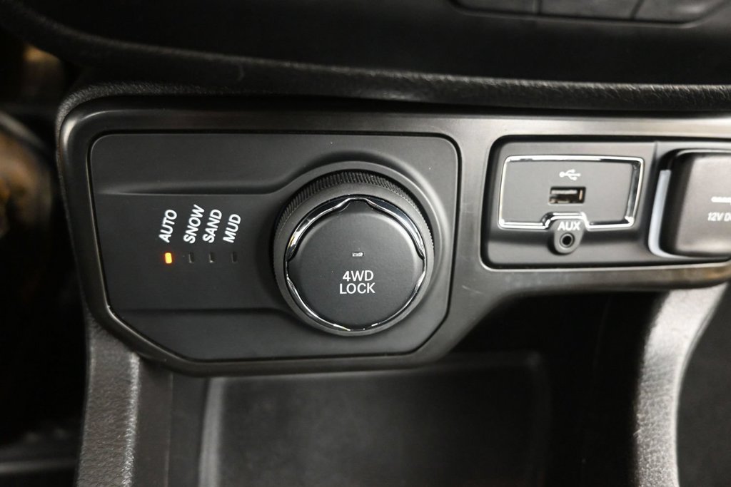 Used 2023 Jeep Renegade Latitude w/ Premium Group AWD/4WD image 31