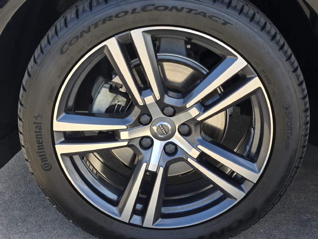 Used 2018 Volvo XC60 T5 Momentum w/ Convenience Package AWD/4WD image 16