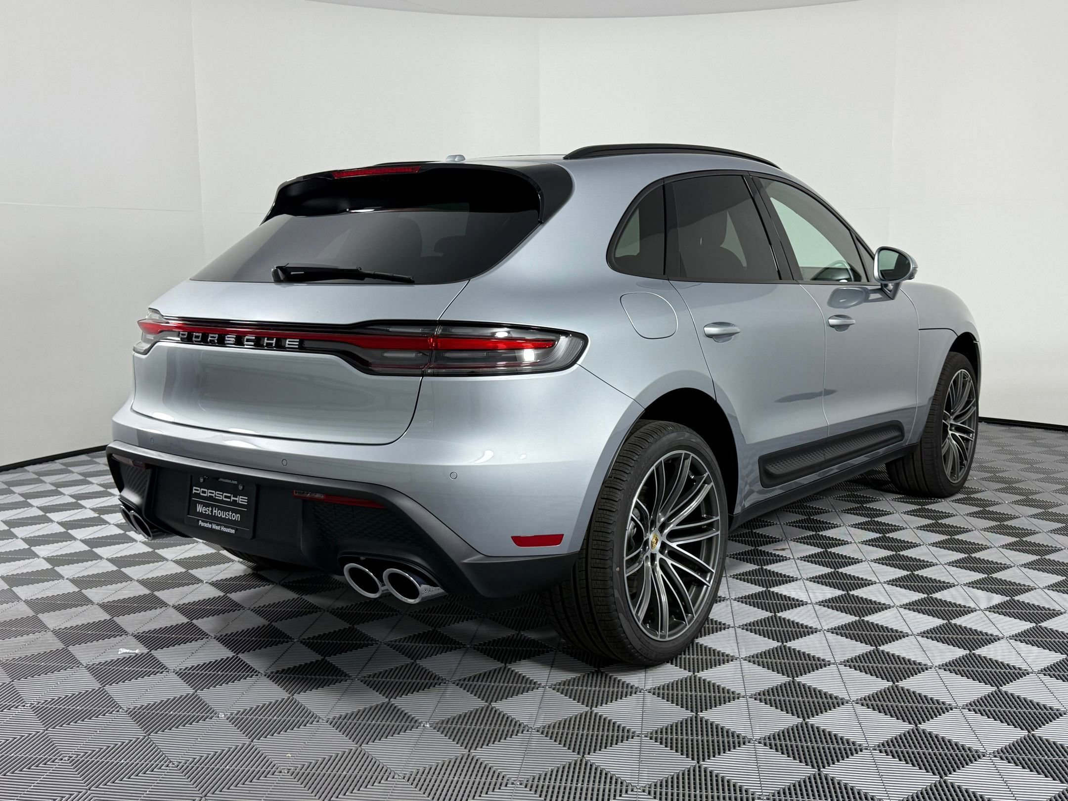 Certified 2026 Porsche Macan AWD/4WD image 9