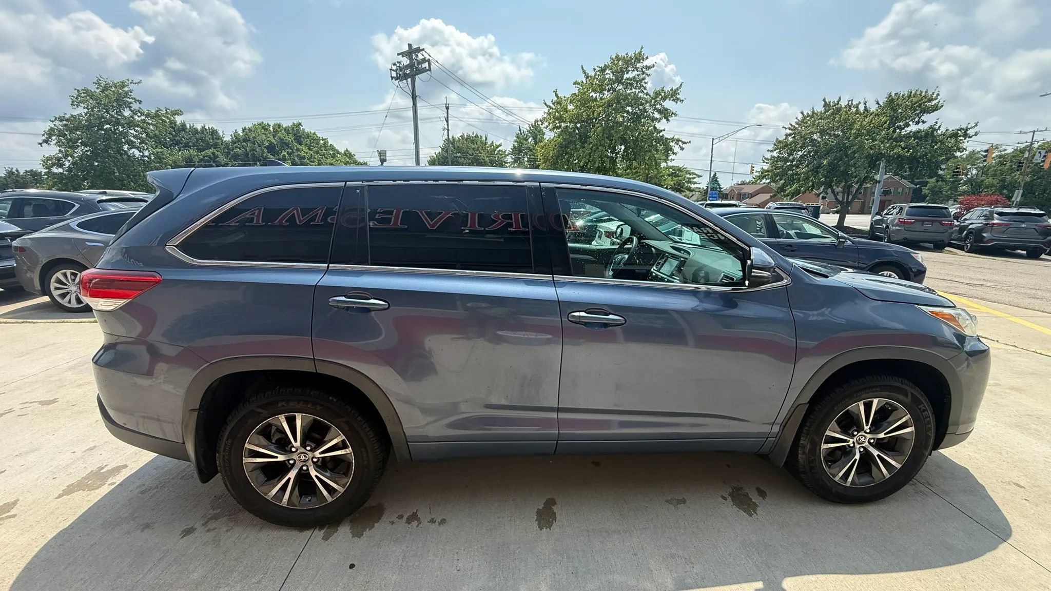 Used 2017 Toyota Highlander Plus AWD/4WD image 7