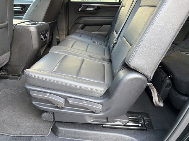 Used 2025 Chevrolet Suburban LT RWD image 23