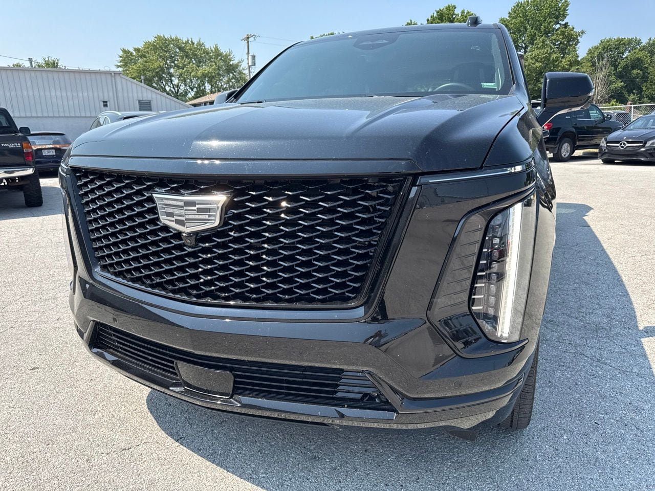 Used 2025 Cadillac Escalade ESV Sport Platinum w/ LPO, ONYX Package AWD/4WD image 2