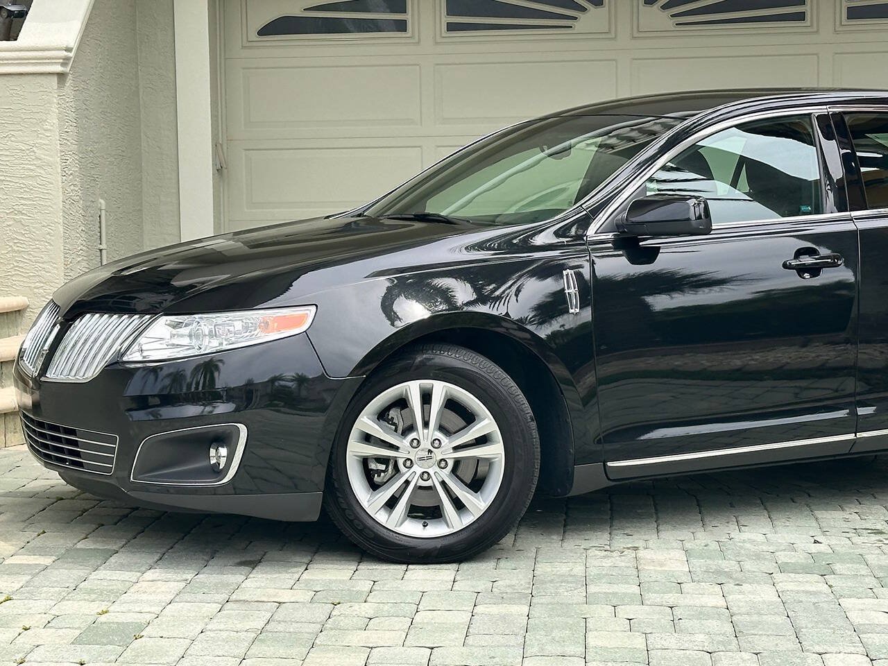 Used 2009 Lincoln MKS FWD image 2