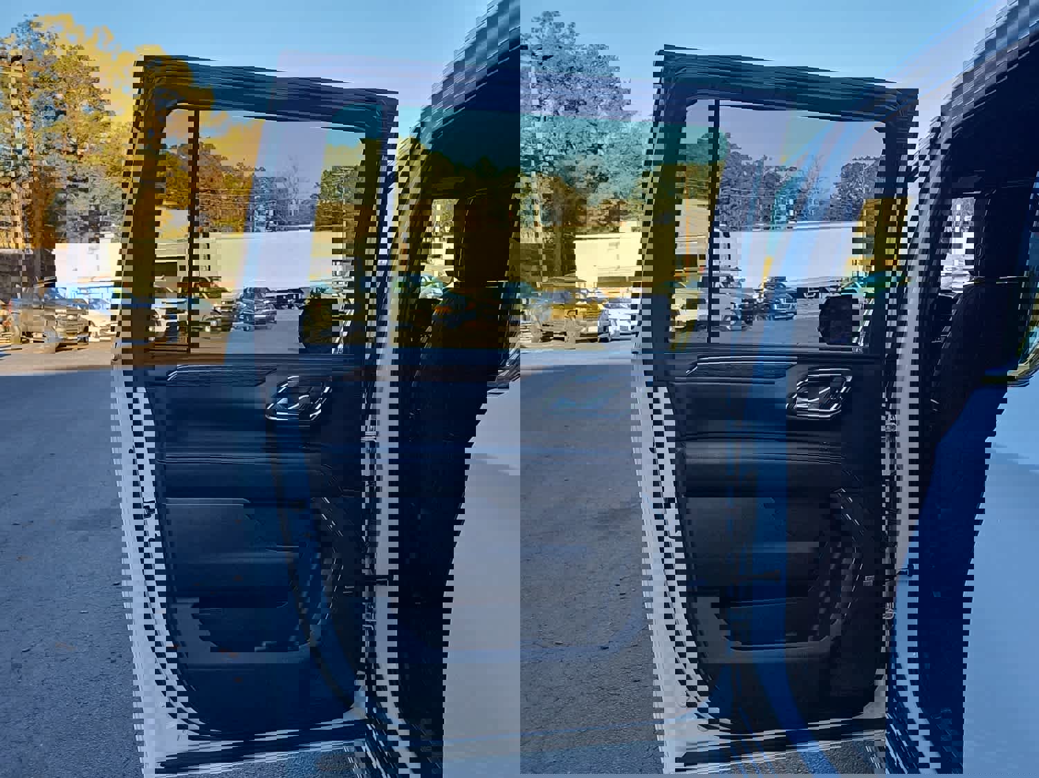 Used 2023 Chevrolet Suburban Premier image 33