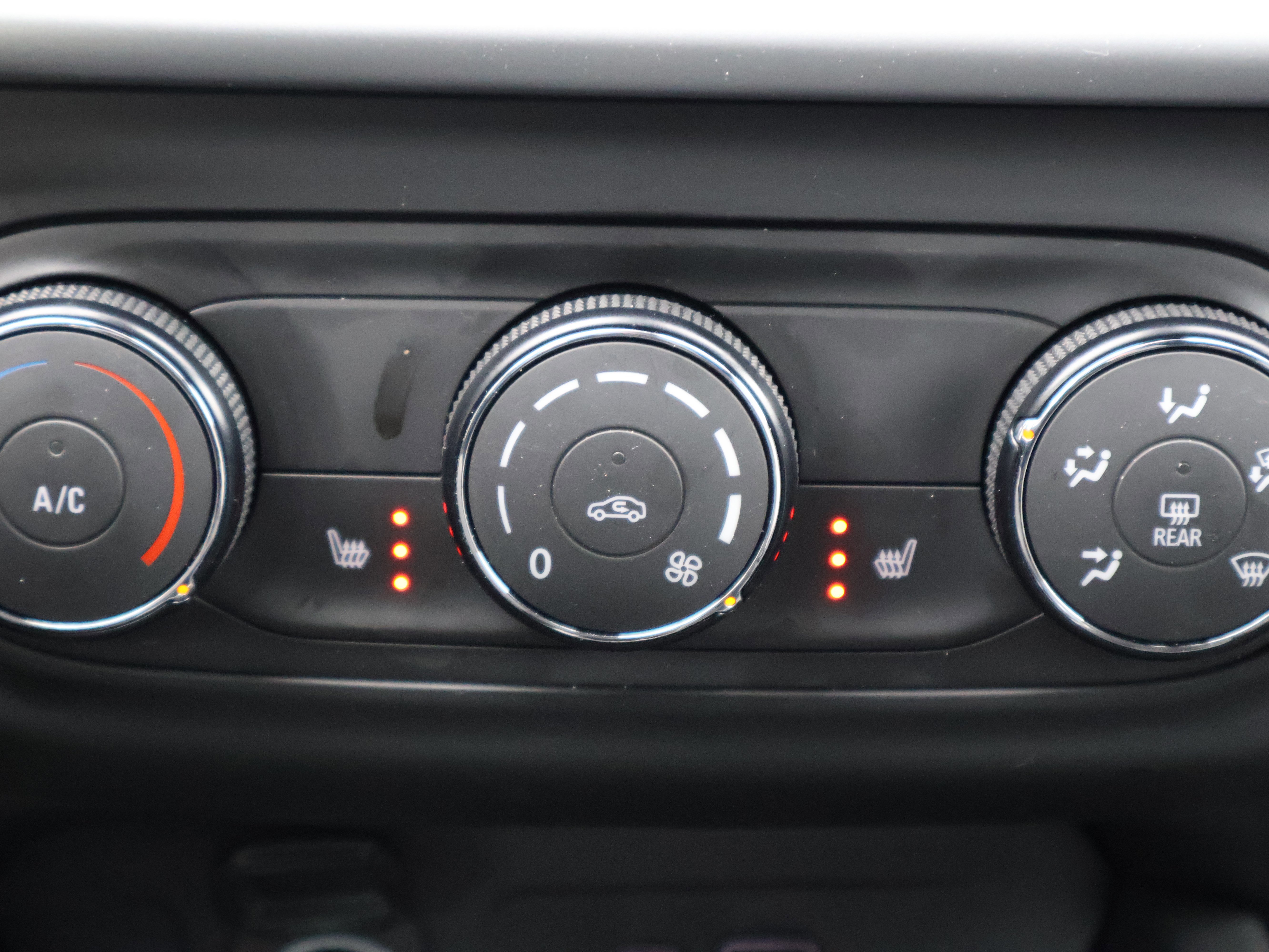 Used 2025 Chevrolet Trax RS w/ Sunroof Package image 28