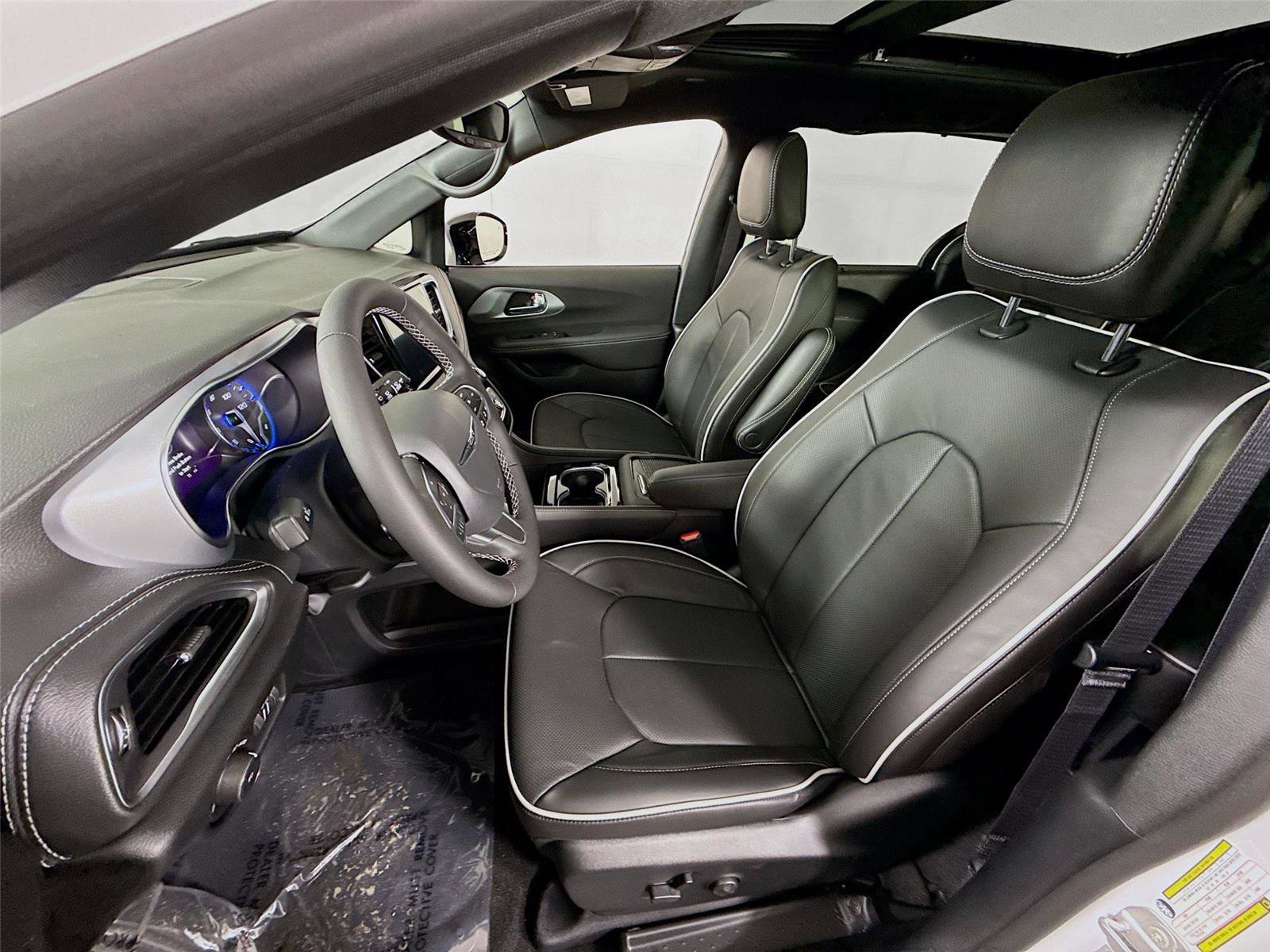 New 2026 Chrysler Pacifica Limited w/ Trailer Tow Group image 16