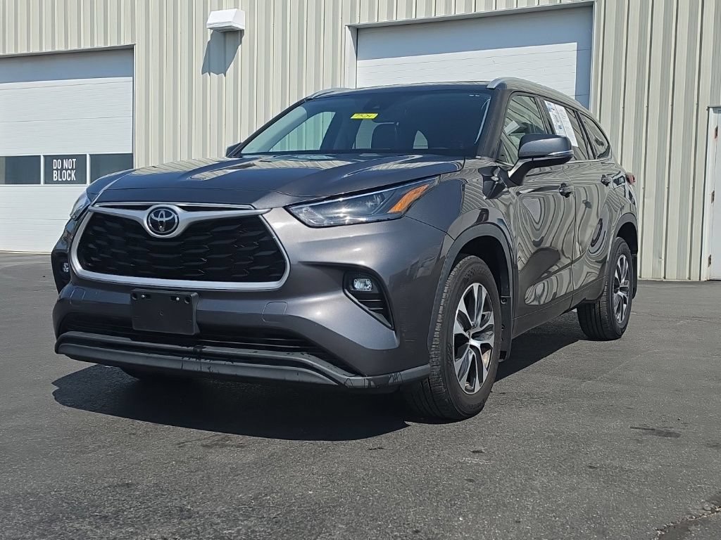 Used 2022 Toyota Highlander XLE AWD/4WD image 3